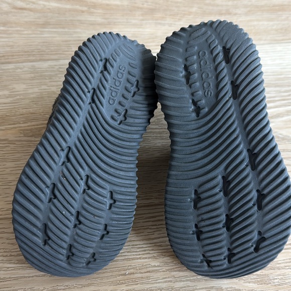 Boys Adidas 10.5 toddler sneaker - Picture 2 of 4